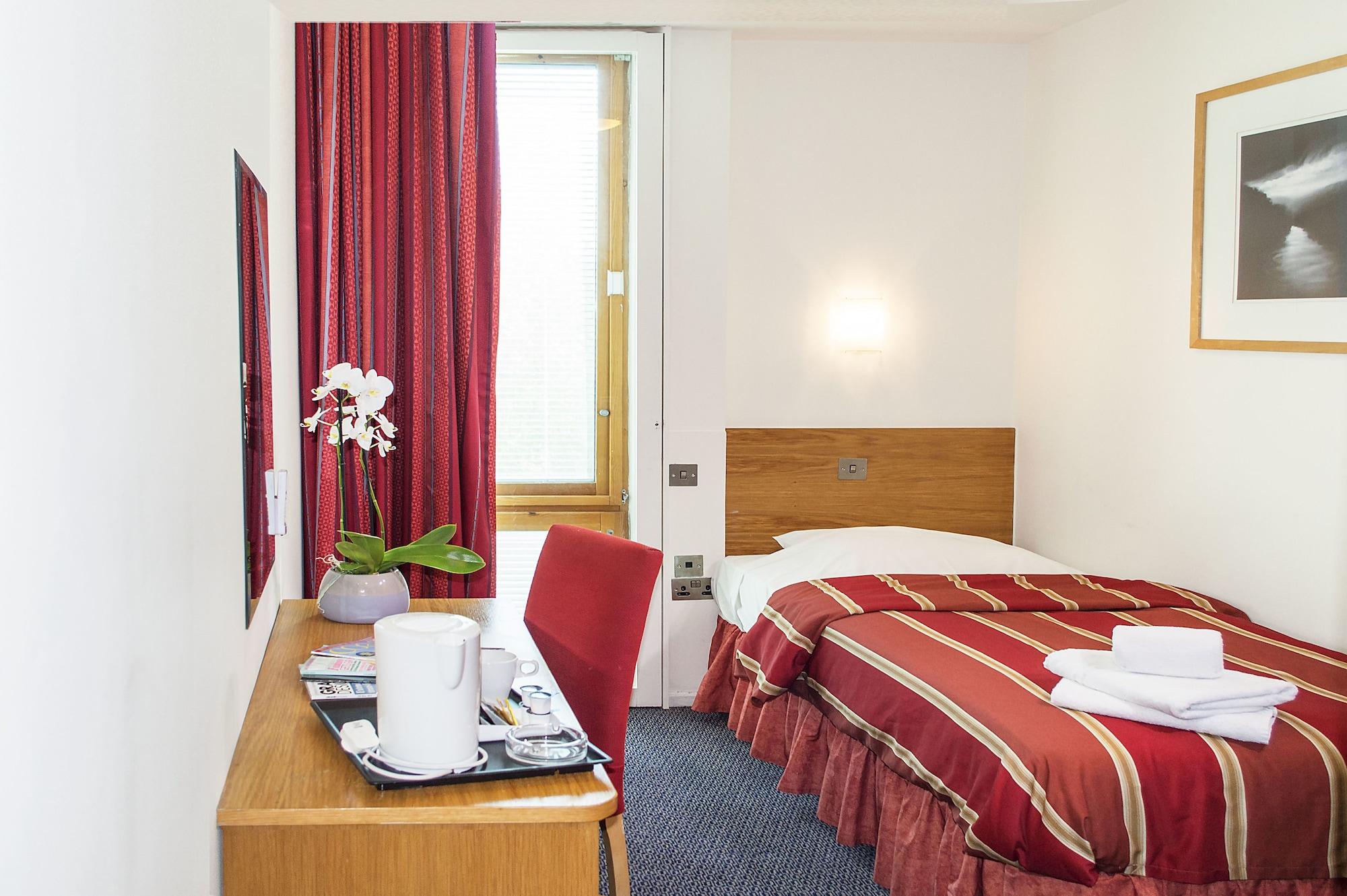 St Giles Heathrow - A St Giles Hotel Feltham Экстерьер фото