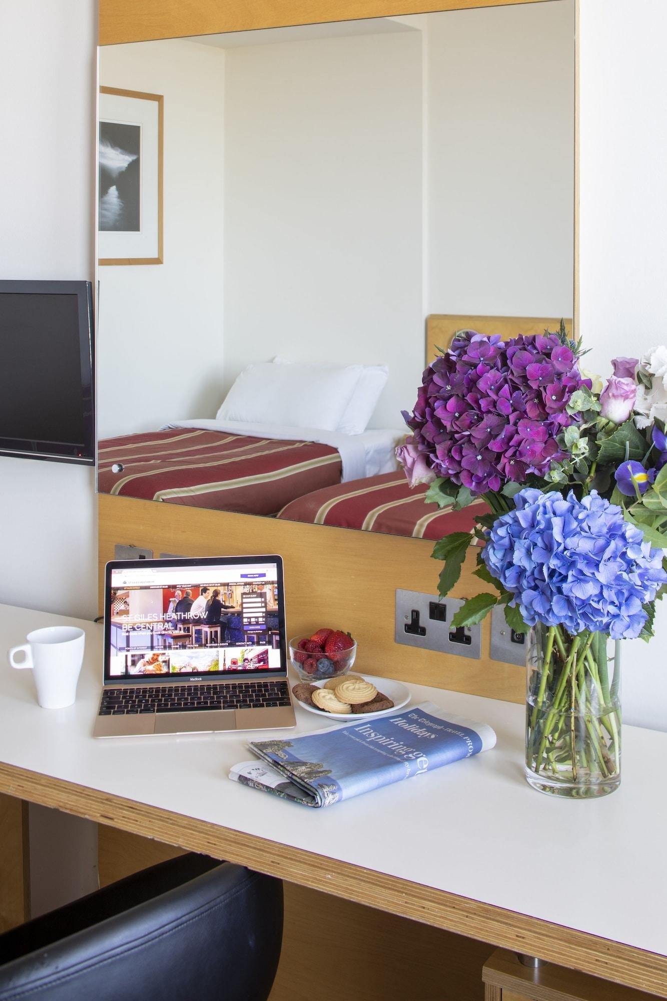 St Giles Heathrow - A St Giles Hotel Feltham Экстерьер фото