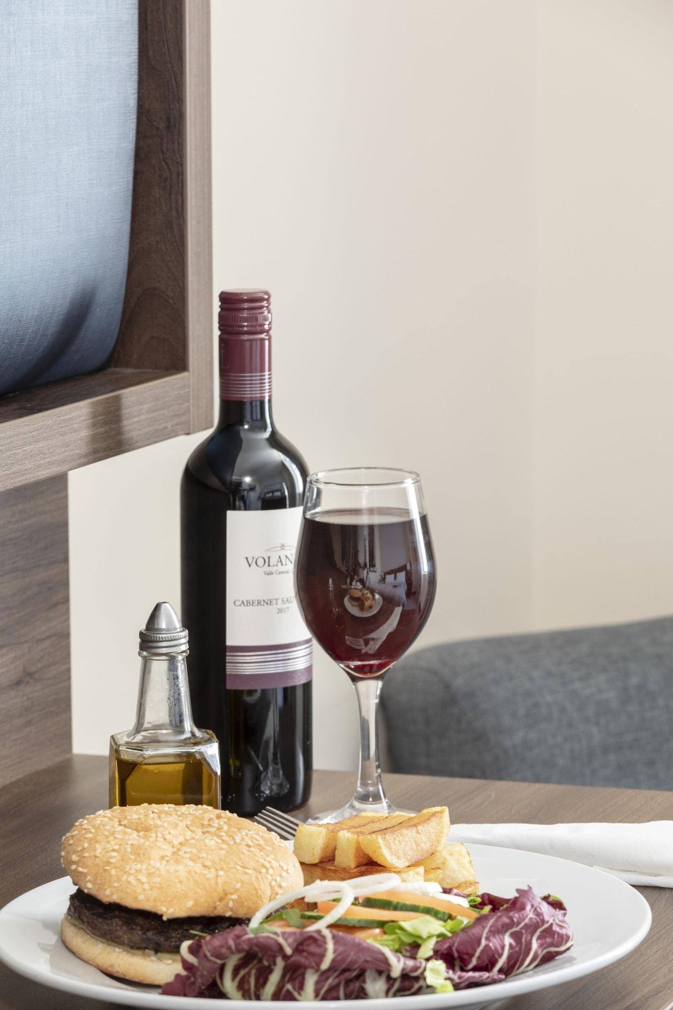 St Giles Heathrow - A St Giles Hotel Feltham Экстерьер фото