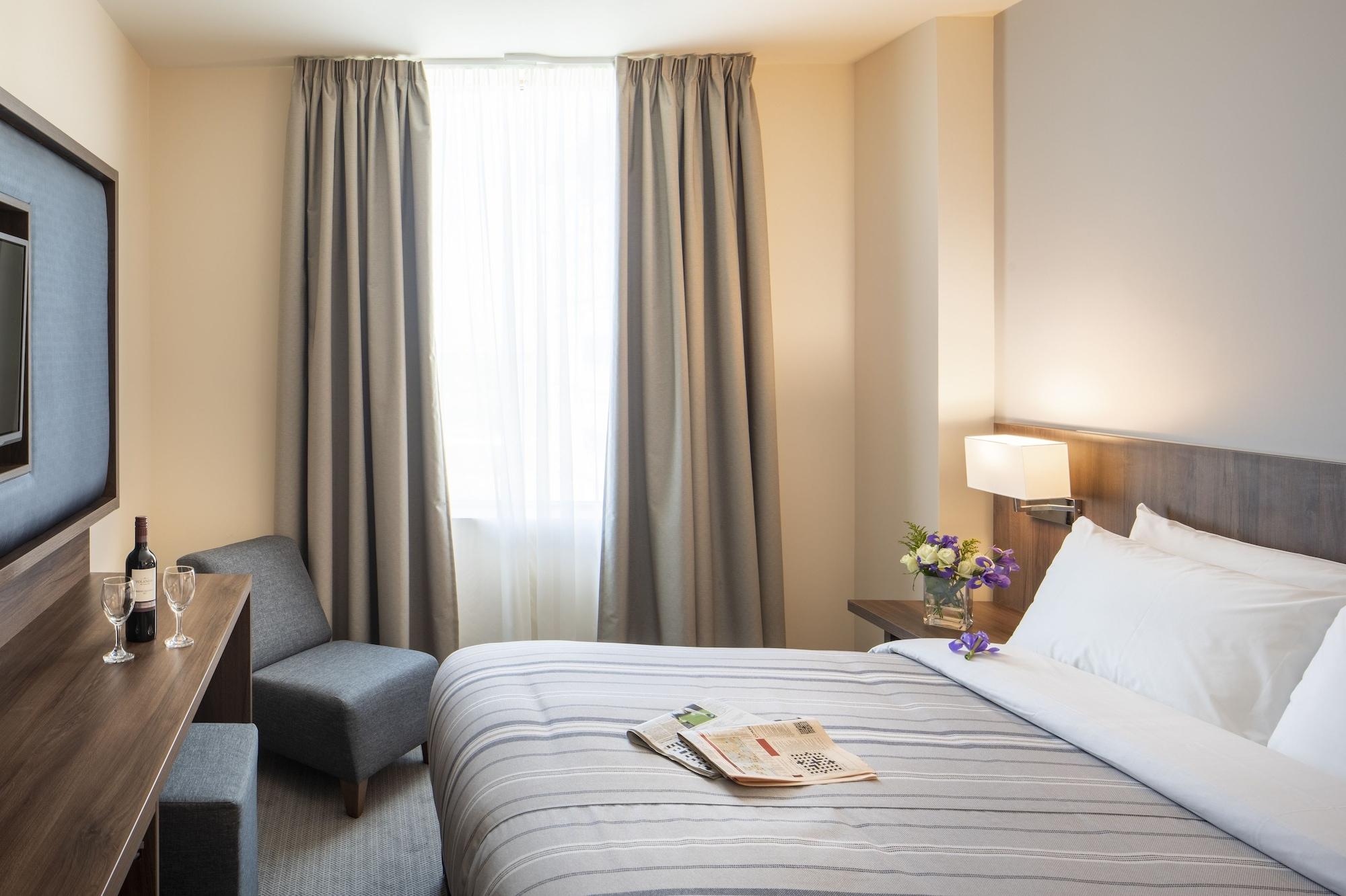 St Giles Heathrow - A St Giles Hotel Feltham Экстерьер фото