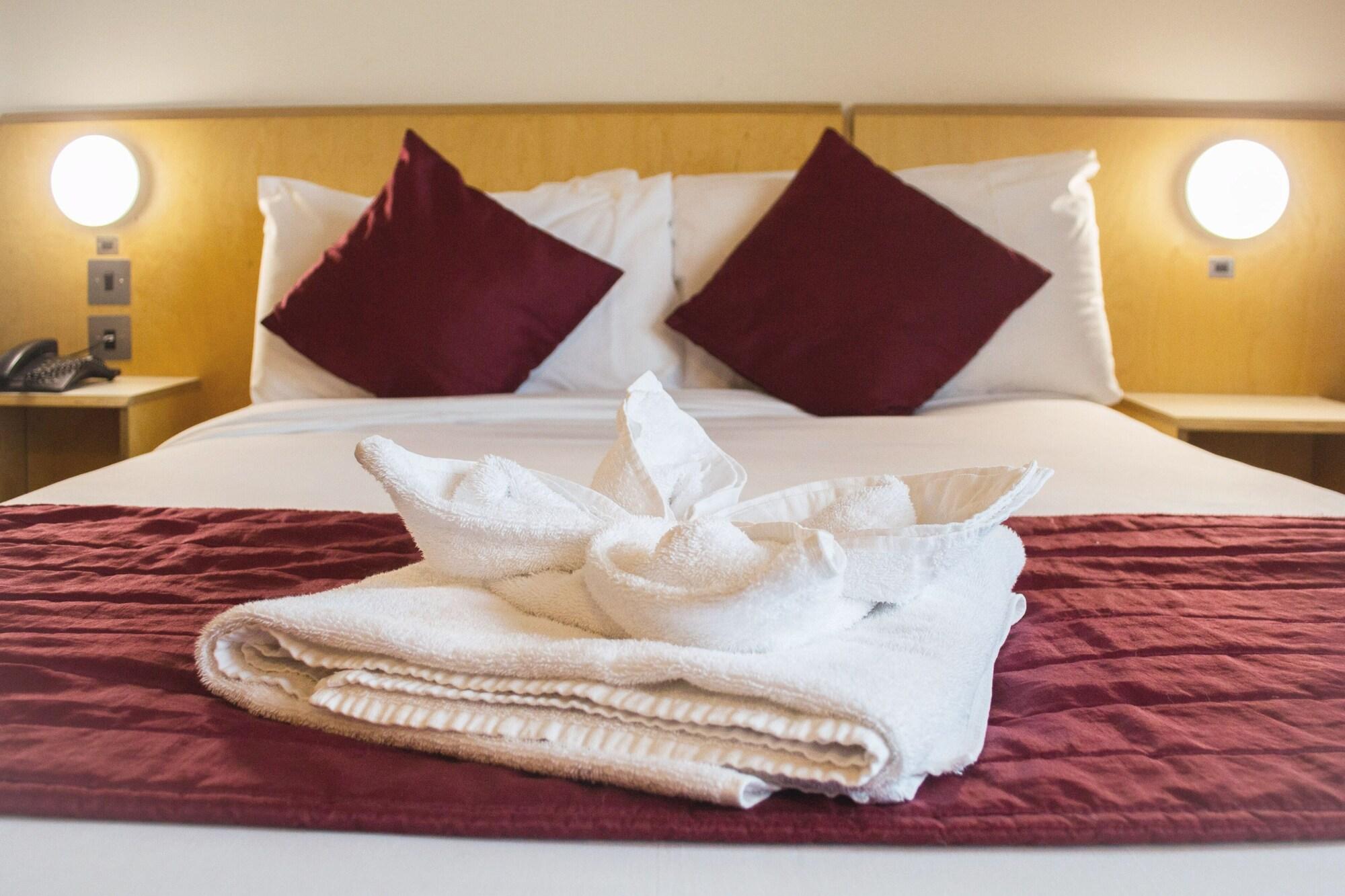 St Giles Heathrow - A St Giles Hotel Feltham Экстерьер фото
