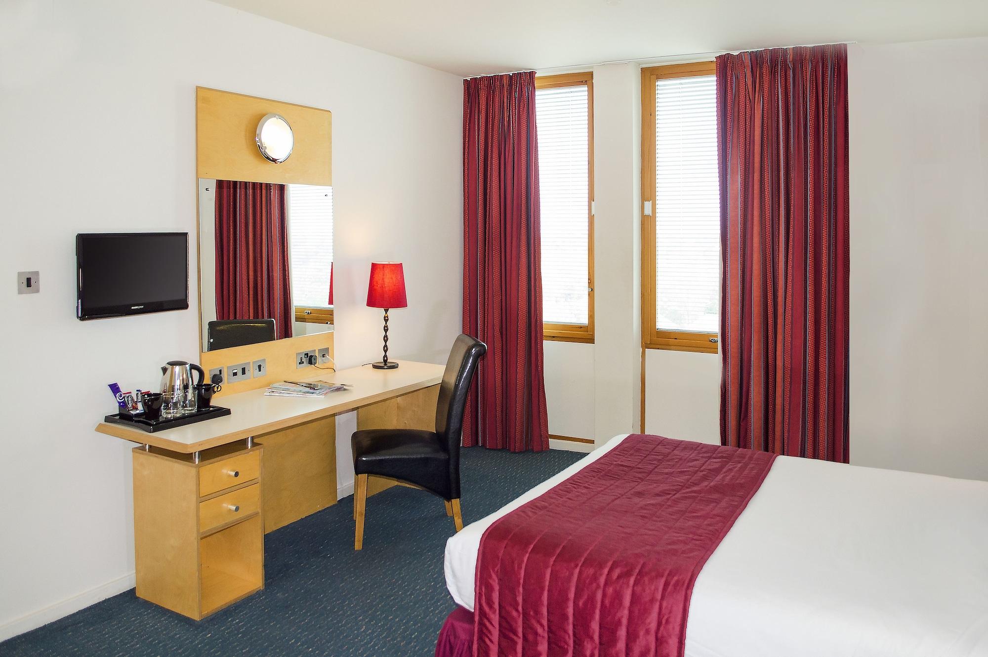 St Giles Heathrow - A St Giles Hotel Feltham Экстерьер фото