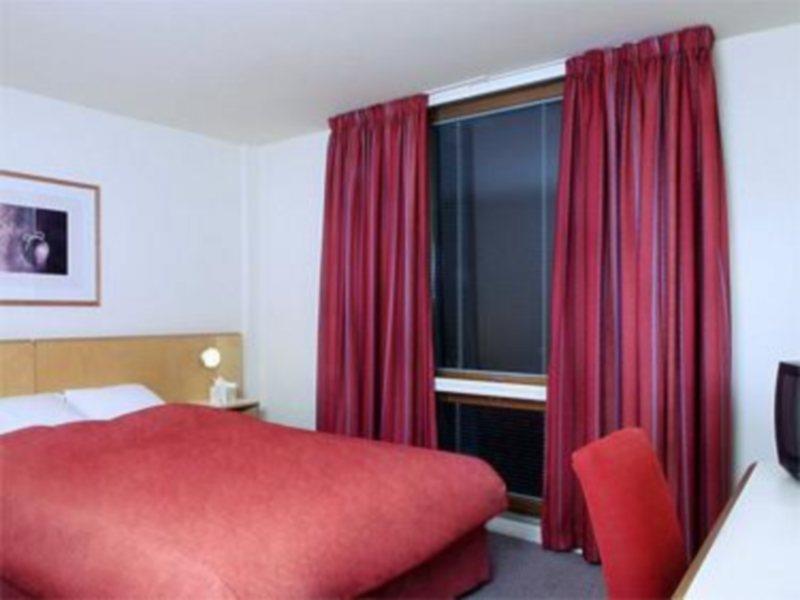 St Giles Heathrow - A St Giles Hotel Feltham Экстерьер фото
