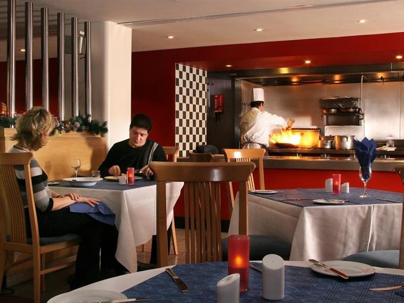 St Giles Heathrow - A St Giles Hotel Feltham Экстерьер фото