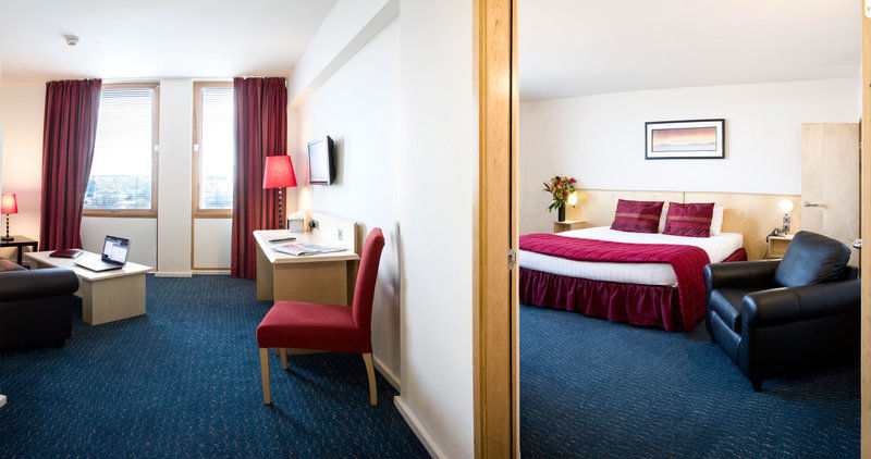 St Giles Heathrow - A St Giles Hotel Feltham Экстерьер фото