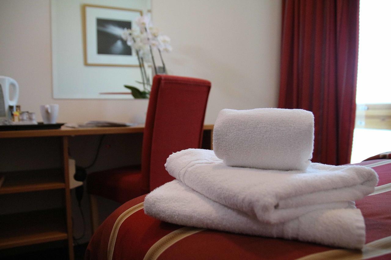 St Giles Heathrow - A St Giles Hotel Feltham Экстерьер фото