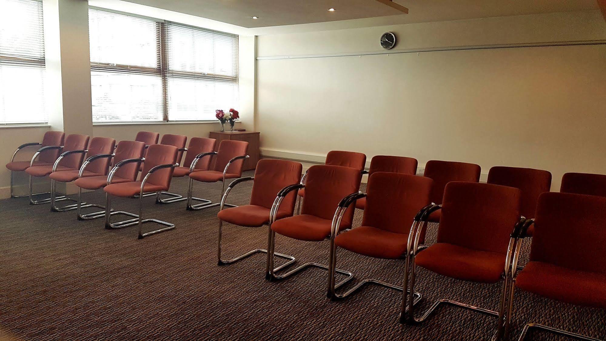 St Giles Heathrow - A St Giles Hotel Feltham Экстерьер фото