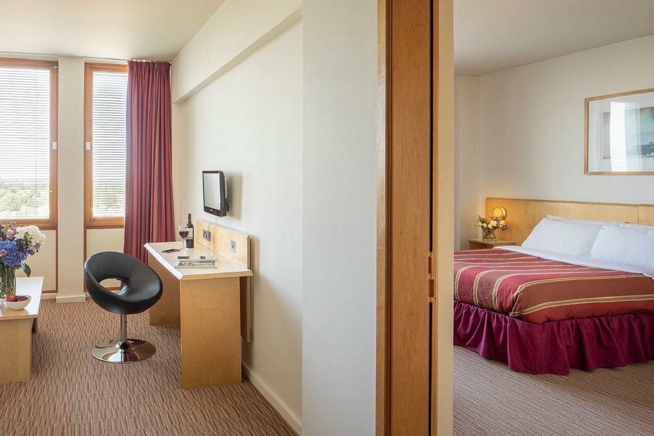 St Giles Heathrow - A St Giles Hotel Feltham Экстерьер фото